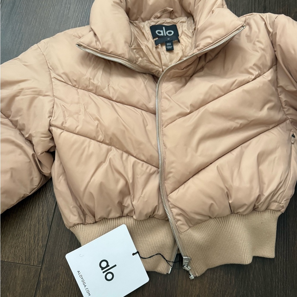 ALO Yoga cropped atmosphere puffer size medium new with tags - Picture 5 of 8